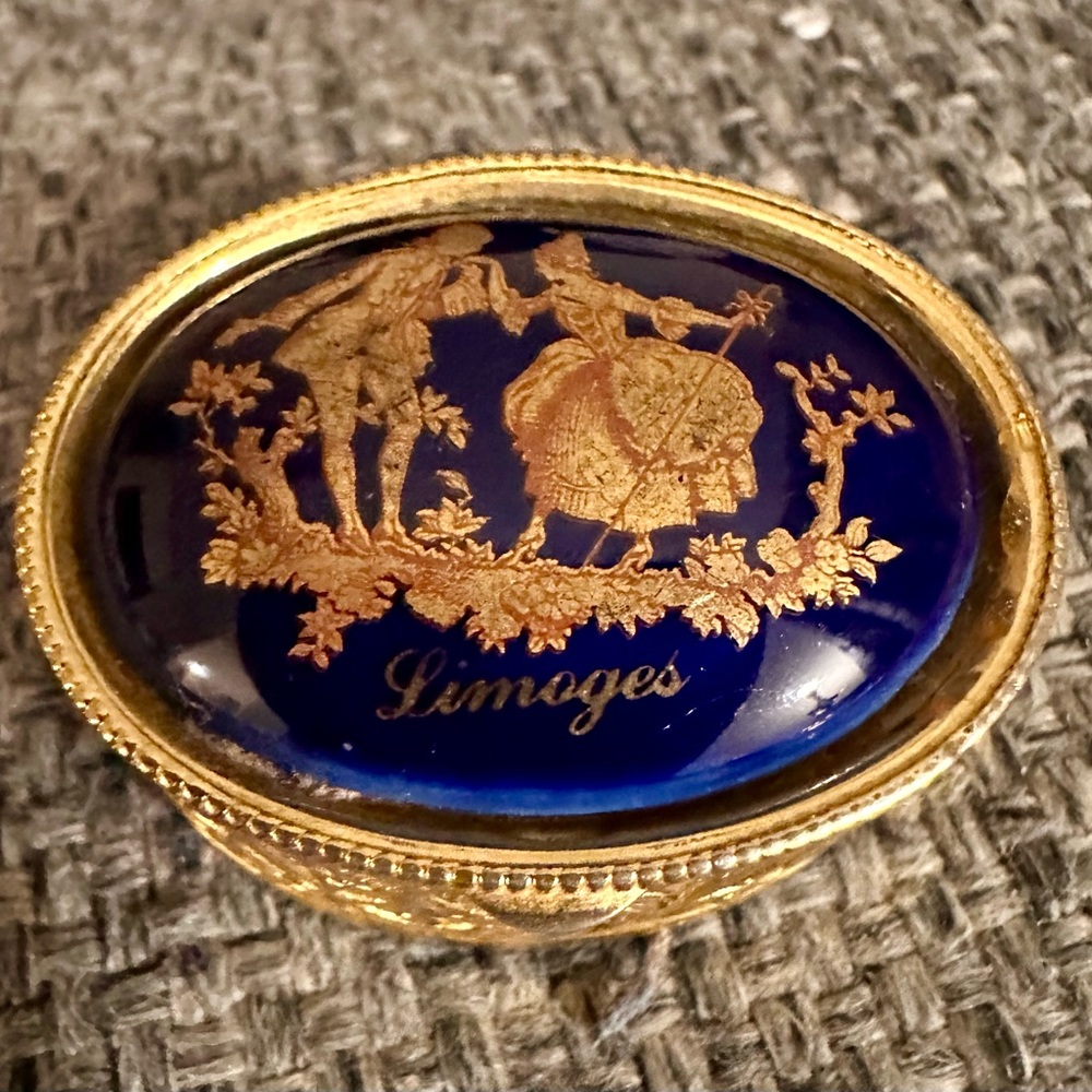 Vintage trinket box or pill box